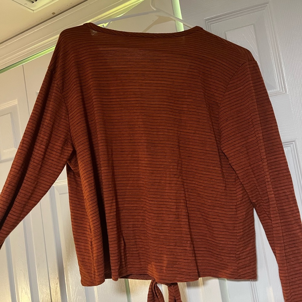 Cute burnt orange V-neck striped sweater with knot SIZE M - Picture 2 of 3